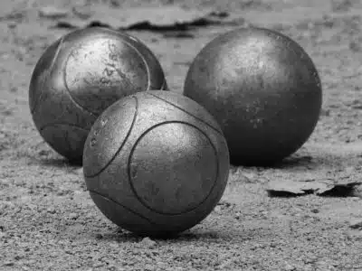 Trois boules de pétanque de compétition