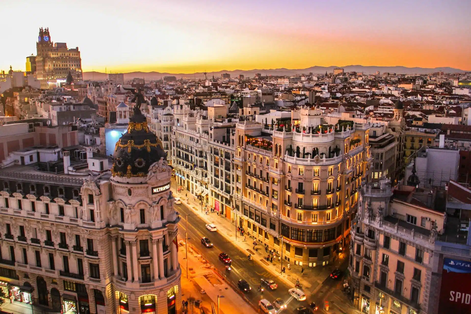 Photographie aérienne des immeubles et véhicules en Espagne